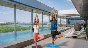 Hilton Barra Rio de Janeiro lança pacote de bem-estar com yoga ao amanhecer e café da manhã no rooftop