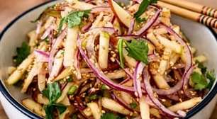 Salada oriental de maçã crocante com molho agridoce caseiro