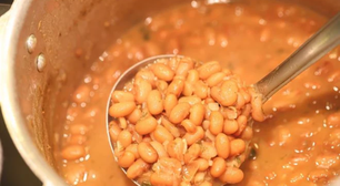 Pouca gente sabe, mas colocar este alimento comum na panela do feijão é a principal causa de gases e barriga estufada