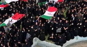 Guerra no Irã: Famílias carregaram caixões com fotos de crianças na cidade de Minab