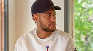 Neymar tem reação surpreendente ao se deparar com caricatura em bar de Santos: 'Estou...'