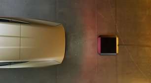 Como um celular: Tesla recebe aprovação para carregar robotáxi por indução