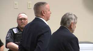 Pai é condenado à prisão após filho cometer massacre em escola dos EUA