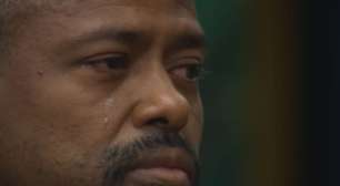 BBB 26: Leandro Boneco chora ao encarar botão da desistência por 15 minutos