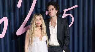 Sienna Miller critica estigma contra mulheres que namoram homens mais jovens: 'Existe uma disparidade'