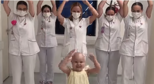 Menina de 4 anos em tratamento contra câncer viraliza com vídeo dançando com enfermeiros