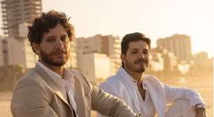 Galã de 'Mania de Você' surge em ensaio romântico com noivo e faz contagem regressiva para o casamento