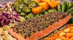 Salada asiática com salmão e molho oriental: prato gourmet fácil