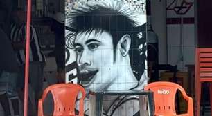 "Acho que estou meio diferente", brinca Neymar ao ver desenho dele em bar