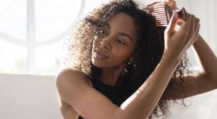 Fitagem ou dedoliss: qual técnica é melhor para definir os cachos?