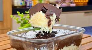 Bombom de coco na travessa, que combina a cremosidade do coco com a cobertura de chocolate