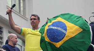 Flávio Bolsonaro passa por duas cirurgias em Brasília