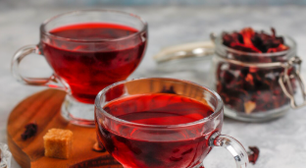 Chá de hibisco: os benefícios que você precisa conhecer e como consumir