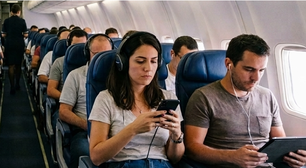 Companhia aérea dos EUA passa a exigir fones de ouvido e pode banir passageiros
