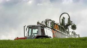 Alta global da ureia com a guerra no Oriente Médio ameaça encarecer alimentos; Brasil depende do insumo