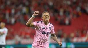 Inter encaminha permanência de Vitinho com contrato de três anos