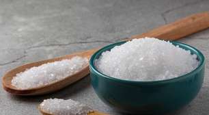 Banho de sal grosso: ritual simples para afastar energias negativas