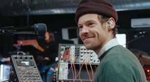 Harry Styles prepara estreia ao vivo de novo álbum no trailer de 'Uma Noite em Manchester'