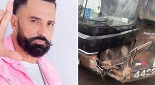 Cantor Latino e equipe sofrem acidente de ônibus em rodovia de SP: 'Livramento'