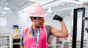 Capacete e batom vermelho: ela fez seis cursos para operação de máquinas e trabalhou na obra Metrô de São Paulo