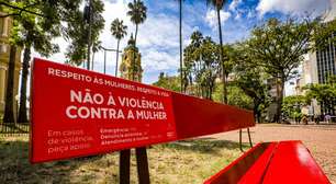 Porto Alegre instala "Banco Vermelho" em parques e praças para combater feminicídio