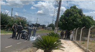 Adolescente de 14 anos morre atropelada por caminhão enquanto seguia para escola