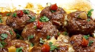 Almôndega de carne moída e batata gratinada, um prato super suculento, macio e saboroso