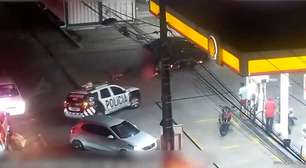 Adolescentes sequestradas pelo padrasto pulam de carro em movimento