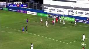 Bizarro! Árbitro marca pênalti após goleiro defender bola com a mão; veja o vídeo