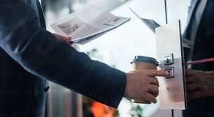 O que uma pessoa deve fazer se ficar presa no elevador