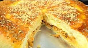 Pastelão de frango com bacon, queijo e uma massa de batata fofinha, simplesmente divino