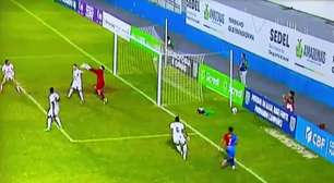 Erro bizarro: árbitro dá pênalti por goleiro defender com as mãos e revolta clube