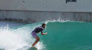 Jogadores do Corinthians aproveitam folga e pegam onda em clube de surfe em SP