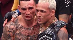 VÍDEO: Charles do Bronx e Holloway protagonizam cena rara após luta pelo cinturão 'BMF' no UFC 326
