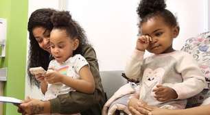 Mãe é detida após suas filhas serem encontradas desmembradas em uma mala no parque