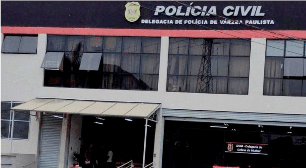 Mulher é presa por chamar genro de "macaco" e "pretinho careca"