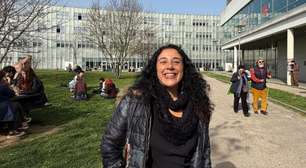 Professora brasileira leva teatro paulistano à universidade em Paris e amplia repertório dos alunos