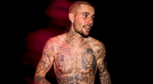 Justin Bieber perde a paciência com paparazzis e atira garrafa de água. Veja o vídeo