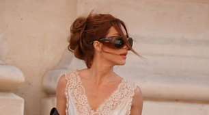 Na ruas de Paris, Gio Ewbank exibe tatuagem com look tipo lingerie