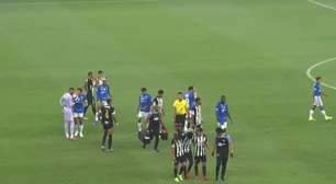 Atlético descarta fratura em volante, que sofre corte profundo no pé