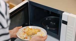 Seu prato fica mais quente que a comida no micro-ondas? É isso que você precisa fazer para esquentar os alimentos do jeito certo