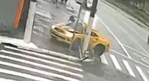 PM perde controle de Camaro e bate carro de luxo em poste na Zona Leste de SP