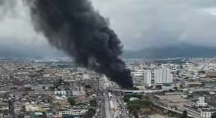 Incêndio destrói galpão, provoca desabamento e interdita via no Rio de Janeiro