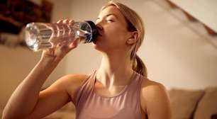 Beber água ao acordar de estômago vazio faz isso com o seu corpo, segundo nutricionista