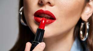 Mancha de base ou batom na roupa? Veja como remover sem deixar marcas