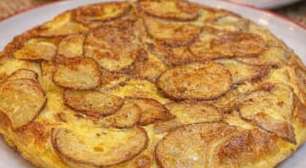 Omelete de batata tipo tortilla espanhola com batata assada