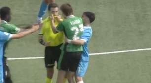 Jogador agride árbitro em jogo contra o Napoli; clube condena atitude