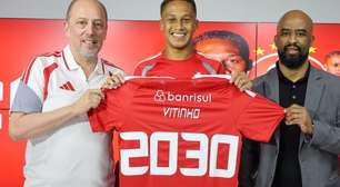 Vitinho assina pré-contrato com o Inter e vai seguir no clube até 2030