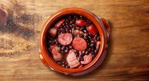 Sem tempo para feijoada? Aprenda a fazer um feijão gordo irresistível
