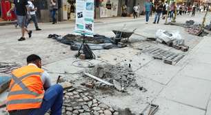 Escavações revelam calçamento do início do século XX no Centro Histórico de Porto Alegre